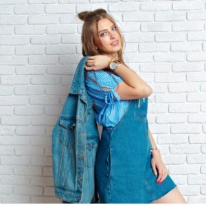 Conjunto de chaqueta con vestido de jeans