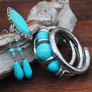 Juego de bisutería (anillo, pulsera y pendientes)