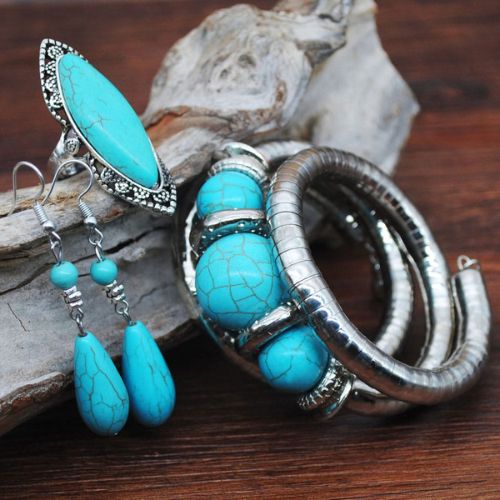 Juego de bisutería (anillo, pulsera y pendientes)